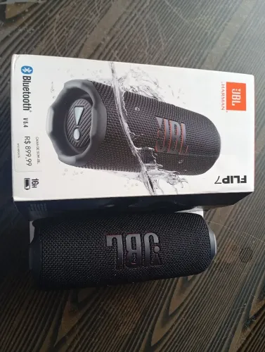 Vendo caixa JBL original semi nova prova d'água 7 mês de uso nota fiscal na garantia.
