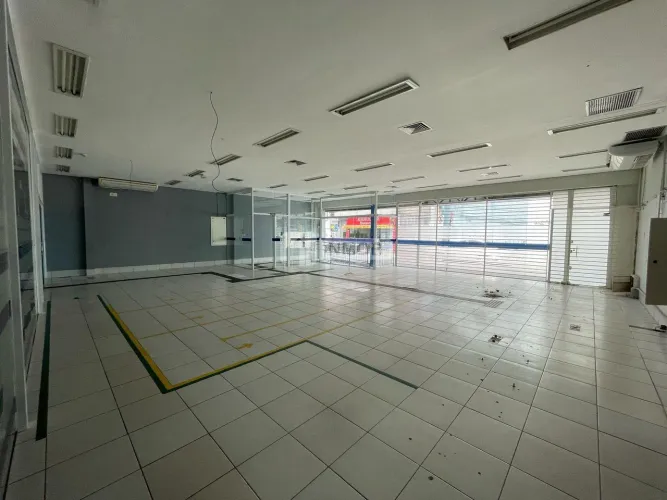 Loja no Centro de Taubaté, 400m², Rua Sacramento, 3 banheiros  Venda e Aluguel