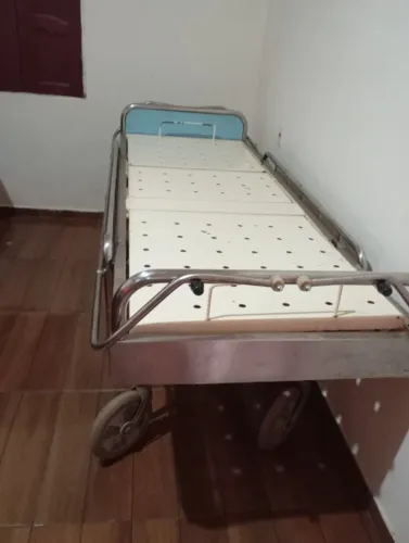 Estou vendendo uma cama hospitalar usada toda em inox obs não é motorizada mas tá em outro