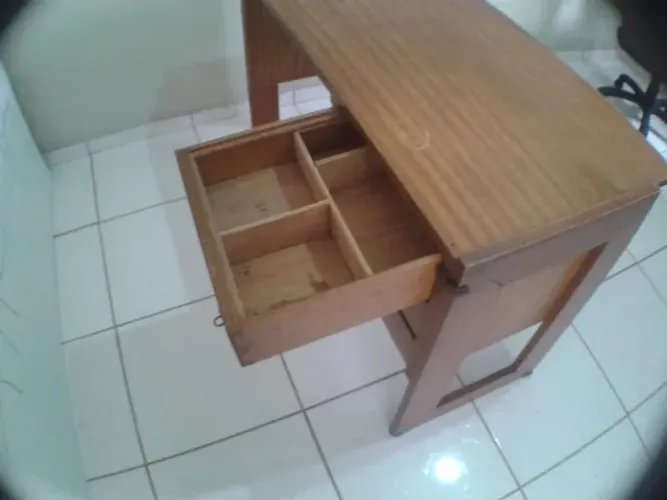 Escrivaninha de Madeira com 3 gavetas 105 x 60 x 80