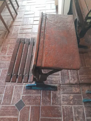 Cadeira escolar centenaria em ferro fundido e madeira em peroba.