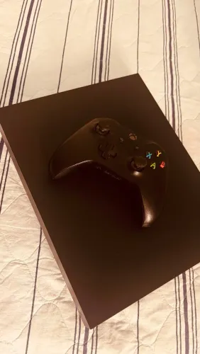 Xbox one X (1 TERÁ DE MEMÓRIA)