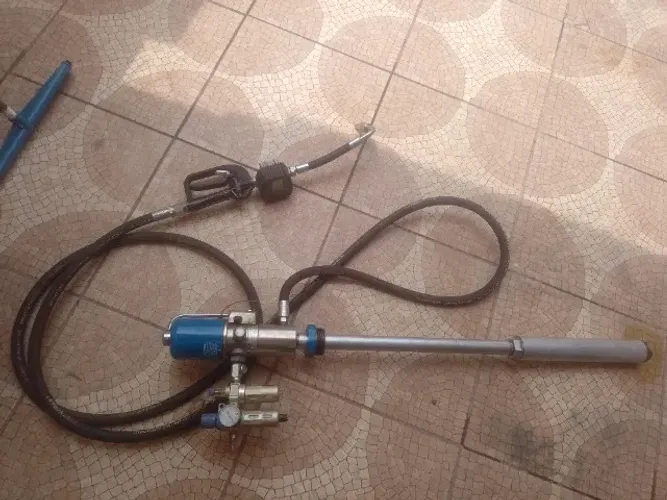 Vendo propulsora pneumática  para óleo lubrificante completa bozza preço 2500,00  . 