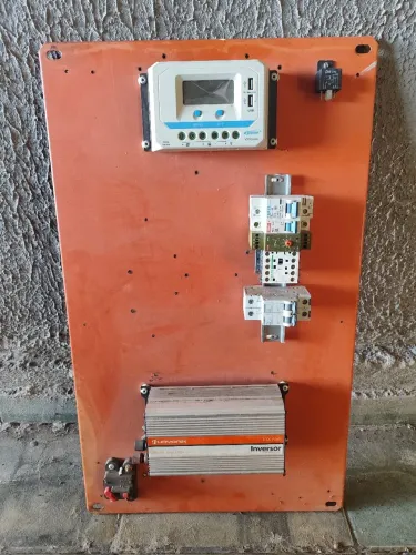 Quadro completo para iluminação Solar. Excelente para Chácaras e ou Fazendas.