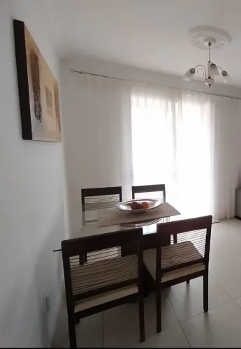 Mesa tampo de vidro com ,4 cadeiras 