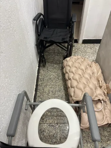 Vendo cadeira de roda de banho e colchão pneumático