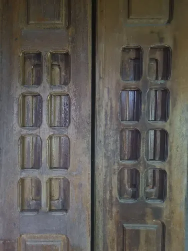 VENDO PORTA MACIÇA MAÇARANDUBA EM BOM ESTADO DE CONSERVAÇÃO