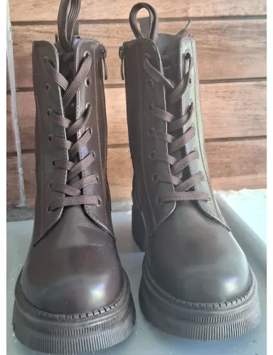Bota coturno marrom, tamanho 38. Nunca usada