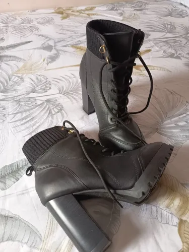 Bota com salto