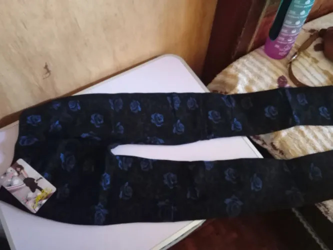 Vendo calça legging e Lycra com estampa de rosas tamanho único