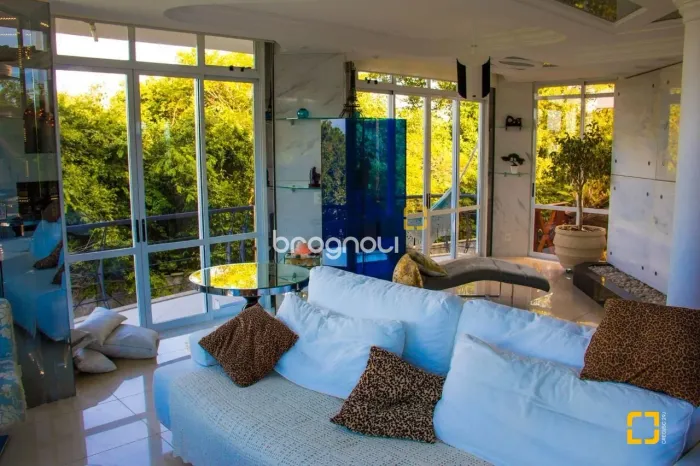 Casa com Vista Mar Permanente e 650 m² Privativos em Cacupé - Florianópolis