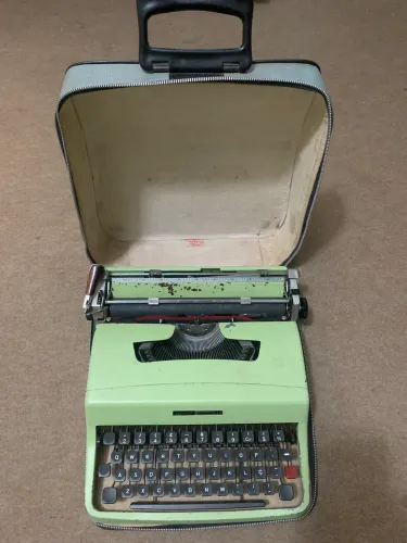 Máquina de escrever Olivetti Lettera 32