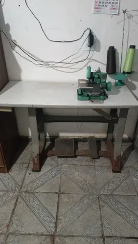 Vendo máquina de costura .