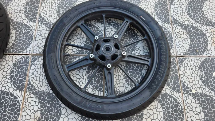 Roda dianteira com pneu original Super Meteor 650