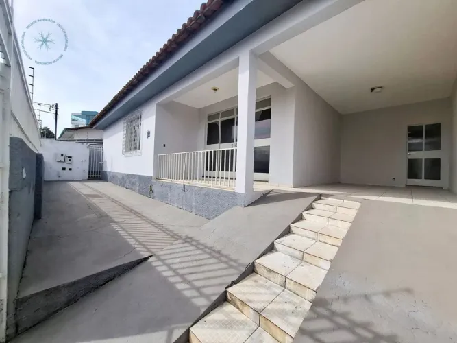Casa em lote à venda no Planalto, Belo Horizonte, MG.