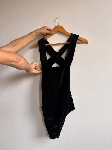 Body *OSKLEIN* de veludo TAM. M