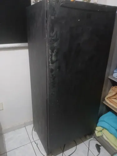 Geladeira não entrego ela só está assim pq eu guardo ferramentas pois não uso ótima 