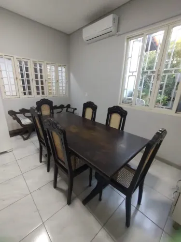Mesa antiga de madeira maciça, com 6 cadeiras.