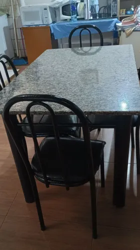 Mesa de mármore com 4- Cadeiras
