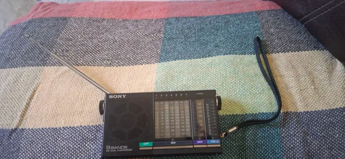 Rádio Portátil Sony ICF-4900 - Vintage | 9 Bandas | Cor Preto