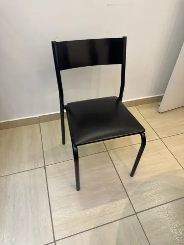 Cadeira de metal preta 