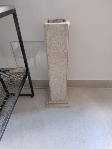 Coluna de granito branco Siena.