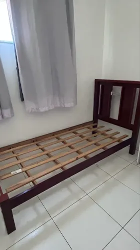 Vende-se cama de solteiro