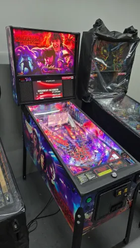 Pinball Stern Stranger Things Premium 2025 com Kit UV