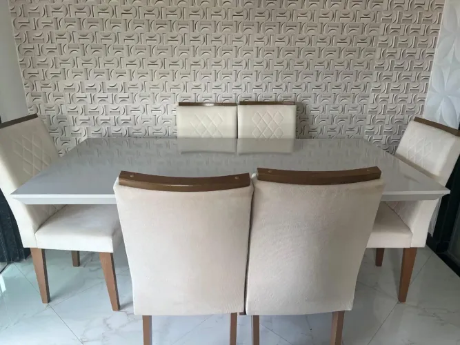 Conjunto de mesa com seis cadeiras