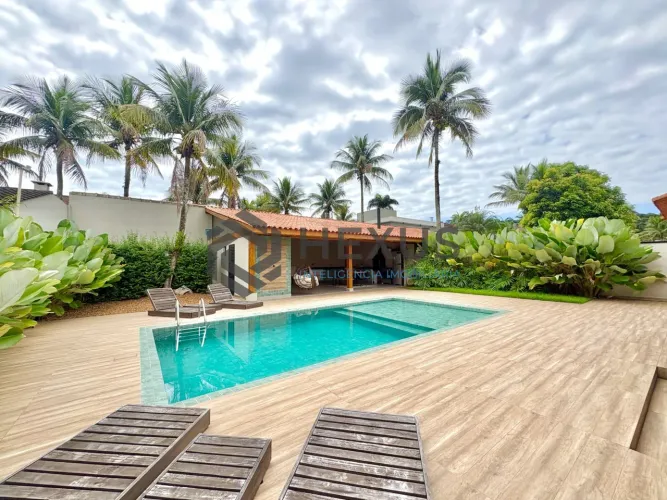 Casa reformada com piscina e área gourmet no Jardim Acapulco, Guarujá