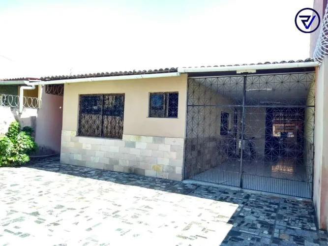 Casa à venda no bairro serrinha em fortaleza.