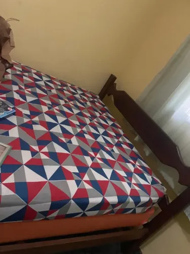 Cama sucupira com colchão semi novo