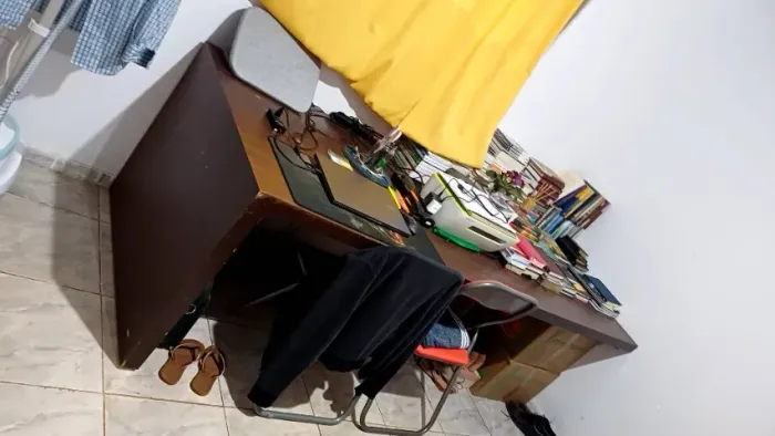 Mesa de madeira em formato de L