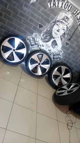 Rodas aro 20 com pneus,dois pneus novos e dois pneus mas q meia vida.
