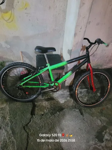 Bike aro 24 semi nova vendo ou troco moro em inhoaiba rj