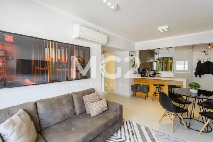 Apartamento em Moema com 72 m² privativos, 2 suítes e 1 vaga. Reformado 100% , Fora da Rot