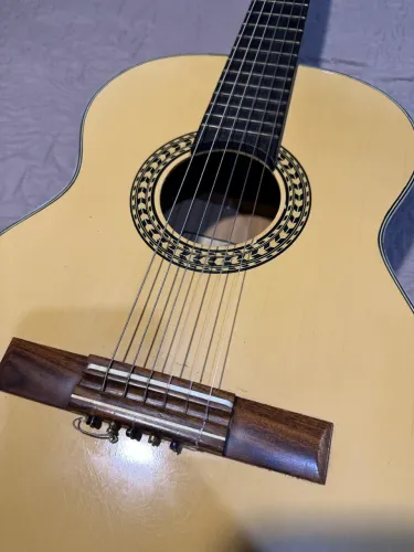 Vende-se violão