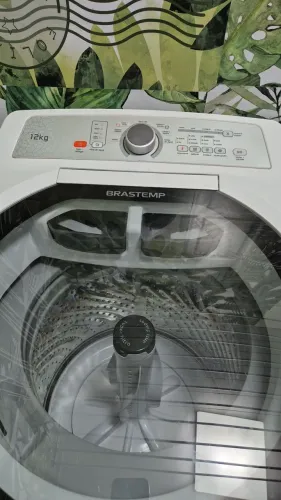 Lava-roupas Brastemp 12 kg em funcionamento. 
