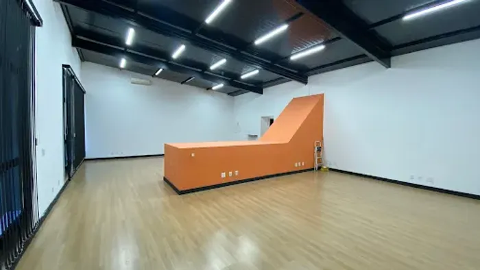 SALA PARA LOCAÇÃO COMERCIAL NO CONDOMÍNIO SÃO JOAQUIM EM VALINHOS.