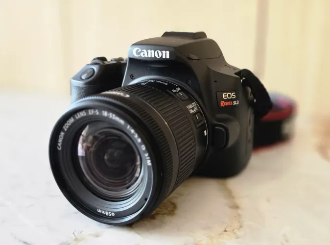 Canon EOS Rebel SL3 + Lente 18-55mm + RØDE VideoMicro + Acessórios