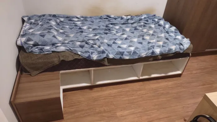 Cama de solteiro com nichos Politorno