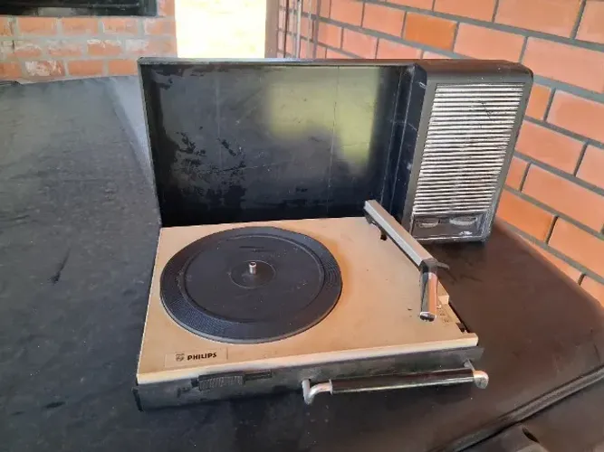 Antiga vitrola (toca discos) portátil Philips