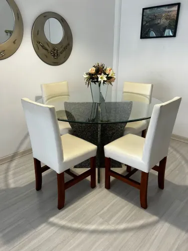 Mesa com tampo de vidro e Granito, mais 4 cadeiras