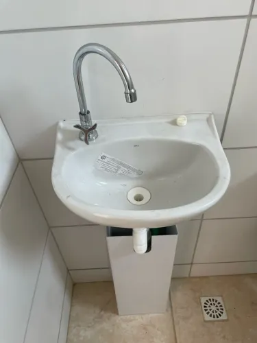 Cuba de banheiro com torneira