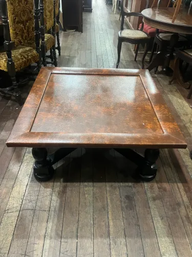 Mesa de madeira e couro