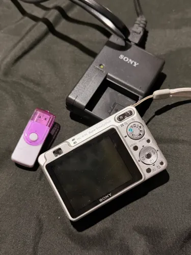Câmera Sony Cyber-shot 7.2MP Funcionando Perfeitamente ?