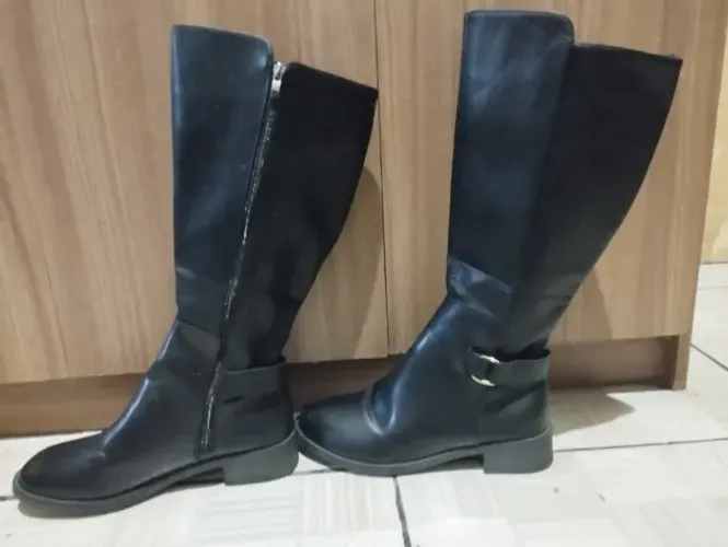 Bota cano alto com fivela
