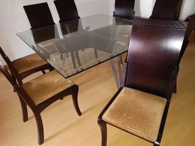 Mesa de jantar com tampo de vidro