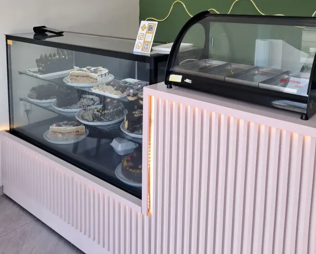 Kit Vitrine refrigerada com balcão e estufa de salgado 