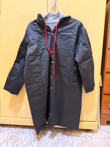 Capa de Chuva LIVO + Estúdio DIWO Preta - Com Capuz